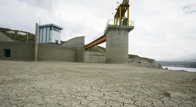 "hasta el cuello". Sedimentos en represa Aguada Blanca de Arequipa, año a año, aumentan. Si continúa colmatación por 17 años más, el embalse regulador del sistema perderá el 75% de su volumen útil.