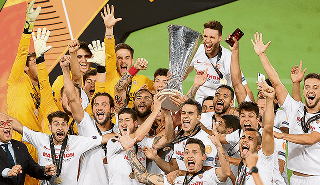 Felicidad. El plantel de Sevilla celebró así haber ganado por sexta vez la Europa League. Foto: EFE.