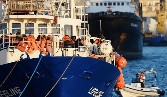 El barco "Lifeline" cargado de migrantes amarra finalmente en Malta