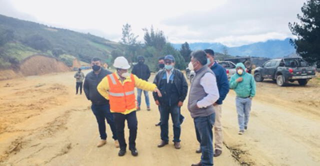 Dirigente pide que aceleren contrucción de carretera.