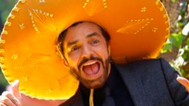 El comediante mexicano mostró su alegría por presentar la gala de premios.