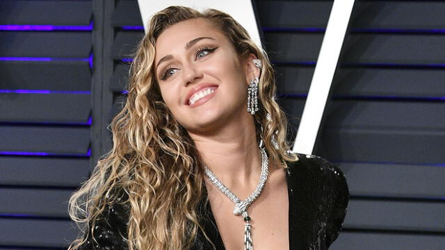 Miley Cyrus tiene percance con su atuendo al tratar de caminar sexy