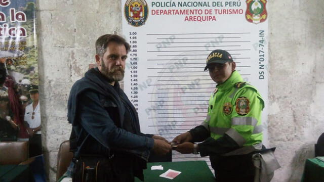 Policías de Arequipa devolvieron más de mil soles a turista francés