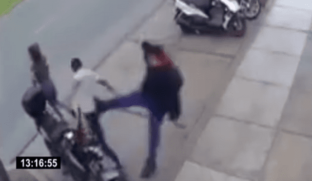 El ladrón recibió una fuerte patada del propietario de la moto. Foto: captura
