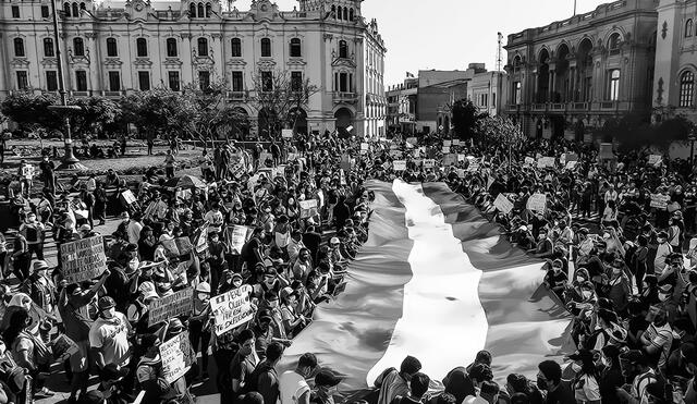 AME8259. LIMA (PERÚ), 14/11/2020.- Manifestantes participan en una multitudinaria marcha de protesta contra el nuevo gobierno del presidente Manuel Merino, hoy en la plaza San Martín de Lima (Perú). EFE/Cristian Olea