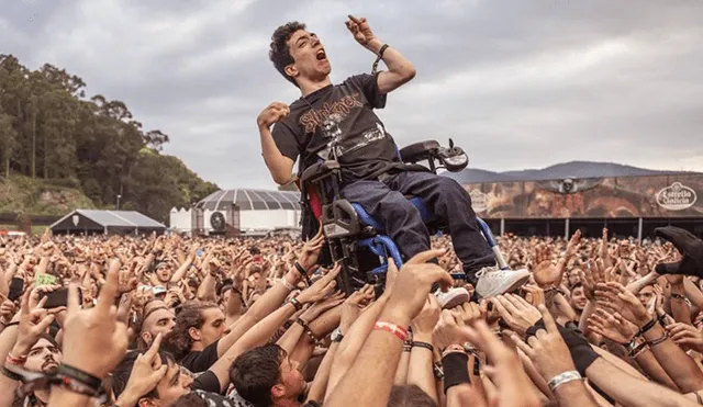 Joven con discapacidad fue elevado por los aires durante festival de música heavy. Foto: Dani Cruz
