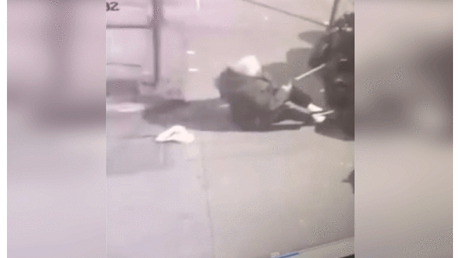 Ladrón arroja al suelo de forma violenta a anciana para robarle su cartera y es liberado [VIDEO]