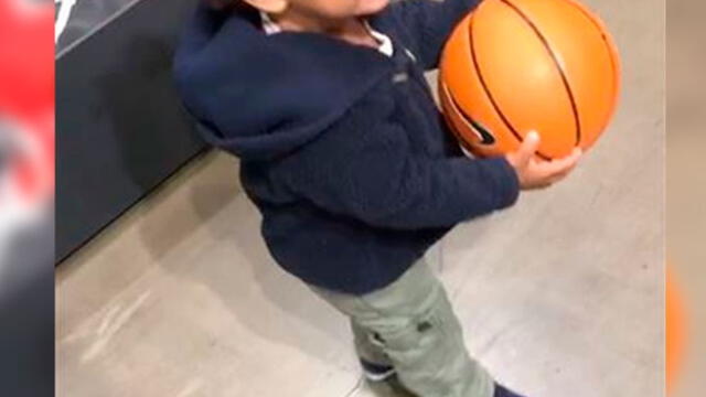 Familia afroamericana fue acusad de haber robado balón que compraron dentro de tienda Nike. Foto: Facebook.