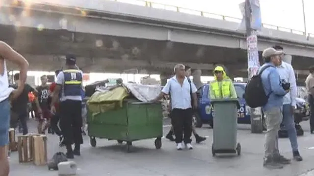 Desalojan a ambulantes de las calles de Los Olivos [VIDEO]