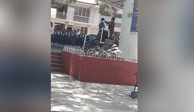 Video es viral en Facebook. El estudiante incumplió el reglamento del colegio y la polémica directora decidió darle un castigo frente a todos los alumnos. Foto: Captura.