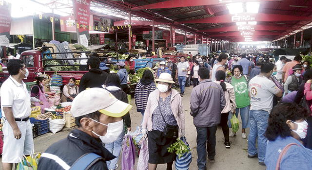 Abarrotado. Mercado Grau de Tacna recibió cientos de compradores, representando riesgo.