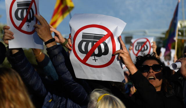 Este año, pese a la pandemia, cientos de españoles pidieron en las calles el fin de la monarquía. Foto: AFP.