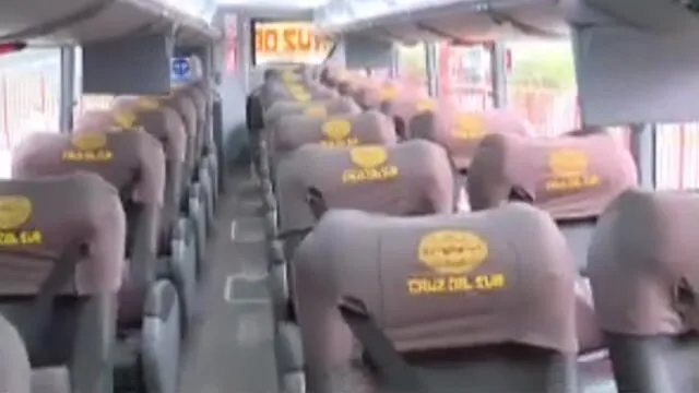 Buses son desinfectados constantemente con amoníaco cuaternario. (Foto: Captura de video / América Noticias)