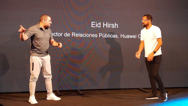 Eid Hirsh, director de Relaciones Públicas de Huawei, y el  conductor de TV Franco Cabrera.