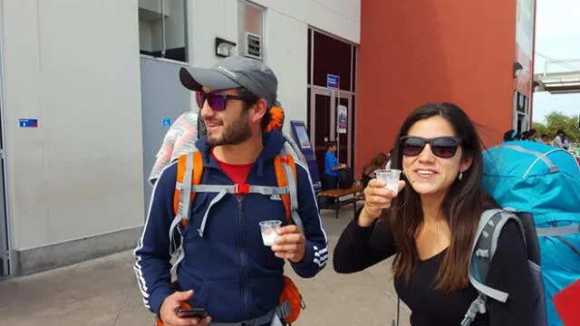 Turistas son recibidos con pisco sour en la frontera con Tacna