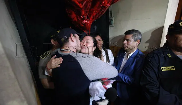Keiko y Mark Vito se encuentran a su salida del penal Anexo de Mujeres. Foto: La República.