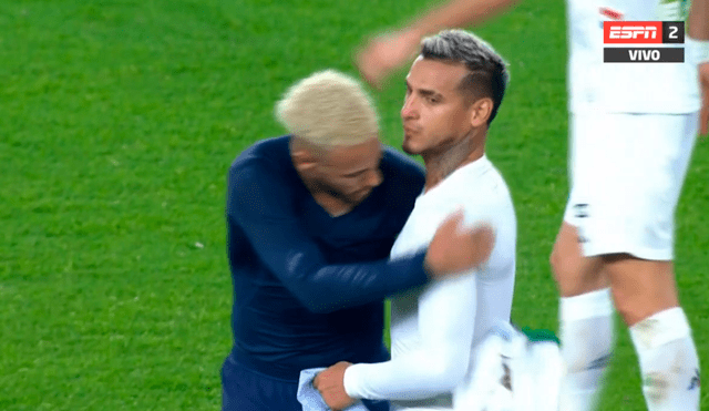 Neymar cambió camiseta con Miguel Trauco en el final del partido entre el PSG y Saint-Étienne. | Foto: ESPN
