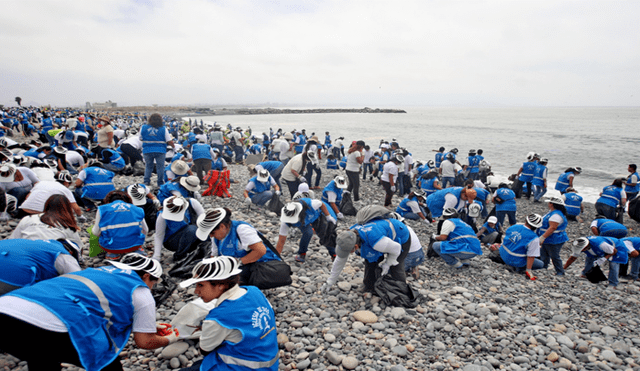 Cientos de personas se unieron para limpiar las playas del Callao