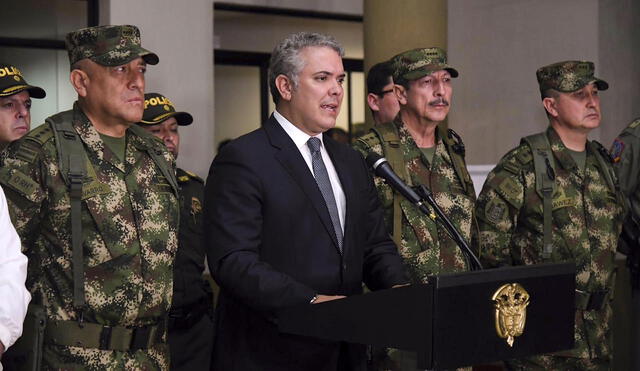 Handout picture released by the Colombian presidency's press office shows Colombian President Ivan Duque (C) speaking on September 12, 2019, in Popayan, Colombia, about the death of aka "Alonso", a dissident of the dissolved FARC guerrillas, during a military operation, responsible for the murder of Karina Garcia, a candidate for mayor of Para mi, Nicolás Maduro es el Slobodan Milosevic de América Latina, dijo Duque. Foto: AFP.