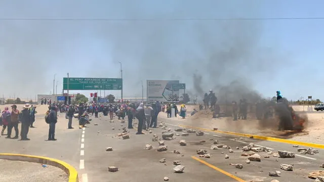 cerrado. En Tacna, agricultores y pescadores impidieron el tránsito por la frontera Perú - Chile. Exigían la renuncia de Dina Boluarte. Turistas tuvieron que caminar para regresar a país vecino.