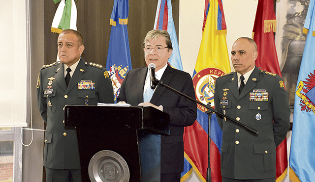 Reacción tardía. Carlos Holmes Trujillo, ministro de Defensa colombiano, flanqueado por los comandantes de las FFAA anunciaron “sanciones ejemplares” contra los responsables. Foto: EFE.