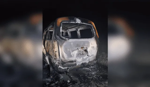 Banda de extorsionadores queman minivan en La Libertad