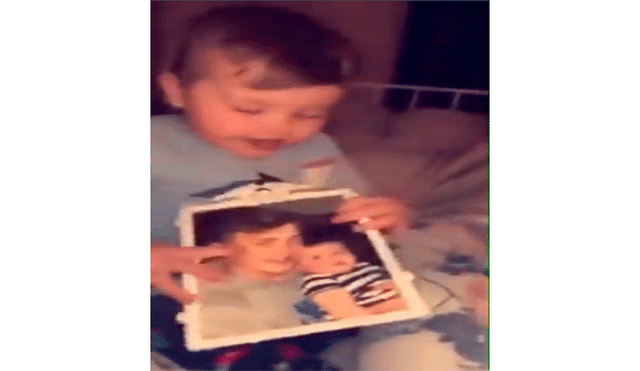 Bebé mira foto de su papá fallecido y tiene escalofriante reacción [VIDEO]