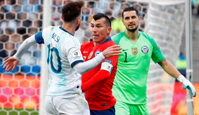 Messi fue expulsado por segunda vez en su carrera tras altercado con Medel en el Argentina vs. Chile. | Foto: EFE