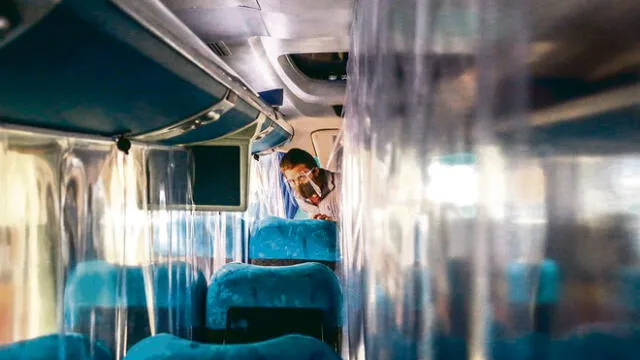 protocolos sanitarios. Un bus en Arequipa listo para partir a Lima tiene divisores de plástico para evitar que los pasajeros entren en contacto.