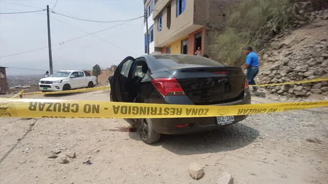 Peritos de criminalística se encuentran en la zona.