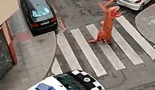 Hombre sale a la calle vestido de dinosaurio durante confinamiento por coronavirus [VIDEO]