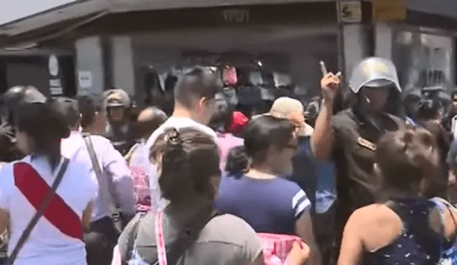 Gamarra: personas continúan haciendo largas colas para ingresar [VIDEO]