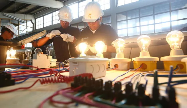 1,500 jóvenes del servicio militar se graduaron como técnicos electricistas