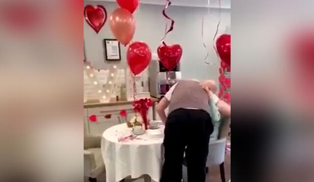 Desliza las imágenes para ver más detalles sobre esta conmovedora sorpresa de una anciana a su esposo. Foto: captura de YouTube