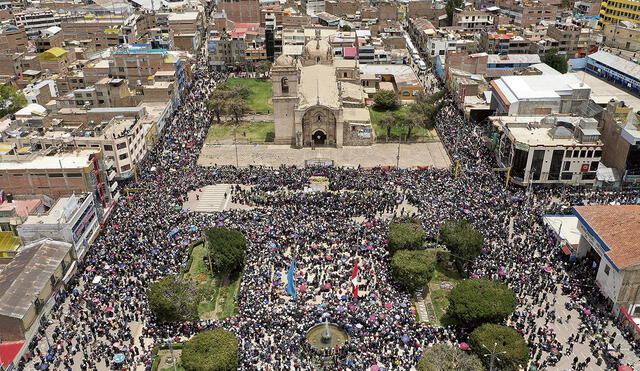 Una multitud dolida se reunió en la plaza de Armas de Juliaca para dar el adiós a las víctimas de las protestas. Los gobernadores regionales condenaron los sucesos y exigieron inmediatas soluciones. Foto: EFE