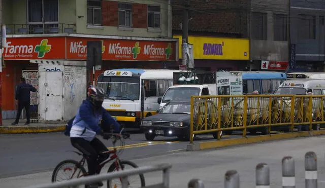 Autos circulan por ciclovía especial para ciclistas. Créditos: Félix Contreras / La República.