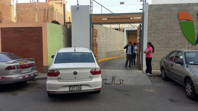 Surco: auto mal estacionado obstruye puerta de centro educativo