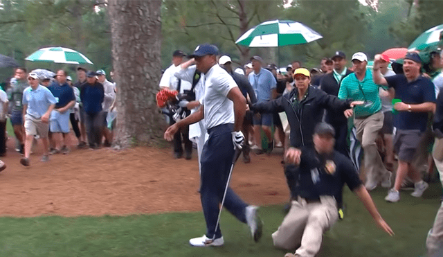 Tiger Woods cerca de sufrir dolorosa lesión por terrible blooper de miembro de seguridad [VIDEO]