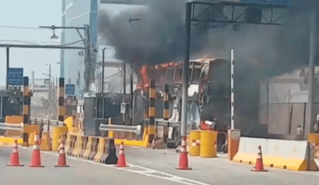 Santa Anita: bus se incendia en peaje de vía de Evitamiento [VIDEO]