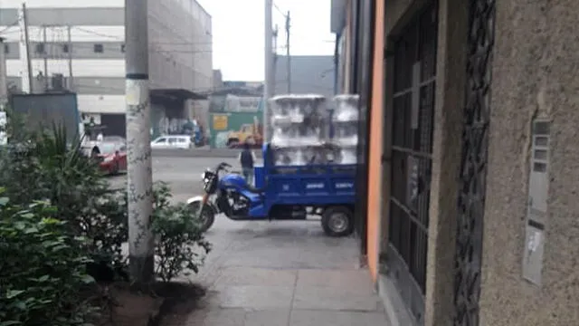 #YoDenuncio: vehículos mal estacionados obstruyen tránsito en veredas 