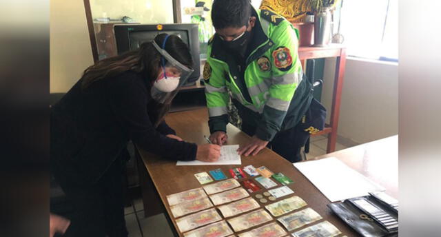 Agentes de la Policía Turismo de Cusco, devolvieron el dinero a mujer que perdió su billetera.