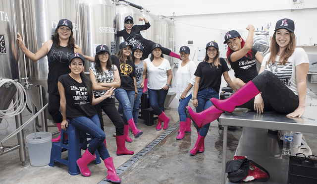 Maestras cerveceras en botas rosas