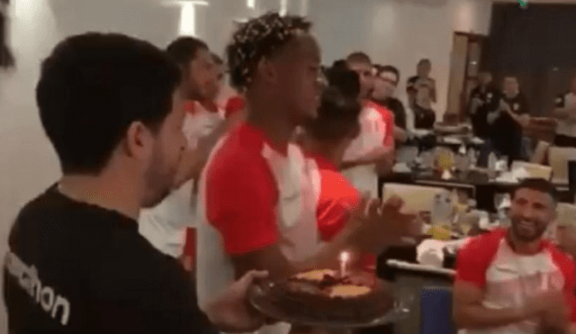 Selección peruana celebra cumpleaños de André Carrillo en Brasil [VIDEO]