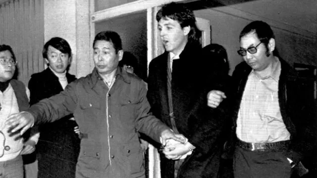 Paul McCartney fue detenido por la policía japonesa luego que hallaran marihuana en su maletín. Foto: AP/Infobae.