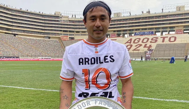 Robert Ardiles celebró el triunfo de Ayacucho FC sobre Sporting Cristal en la final de la Fase 2. Foto: Twitter