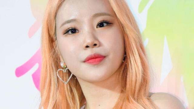 La nueva apariencia de la vocalista y rapera de MOMOLAND, Joo E, vuelve a ser objeto de debate entre los internautas.