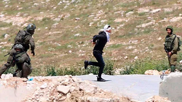 Soldados de Israel disparan a un adolescente palestino maniatado y vendado [VIDEO]
