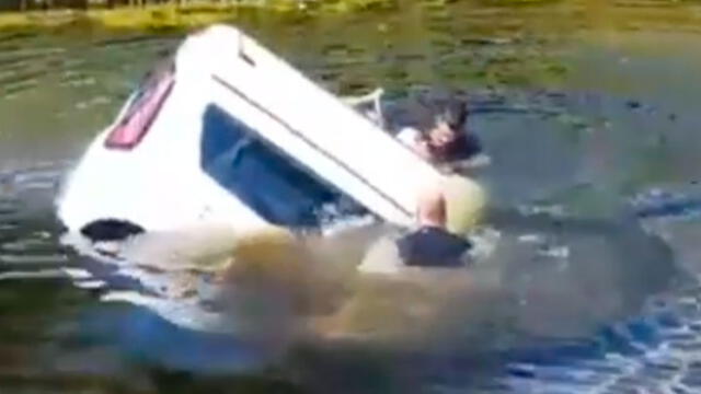 Hombre rescata a mujer que iba a hundirse con su auto en un canal