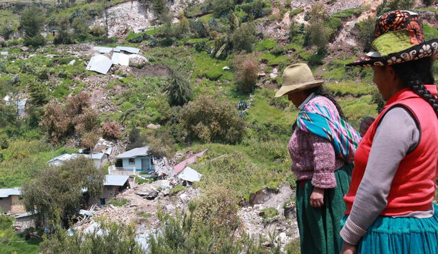 Llevan ayuda a poblado del Cusco que registra hundimientos y derrumbes