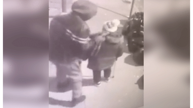 Ladrón arroja al suelo de forma violenta a anciana para robarle su cartera y es liberado